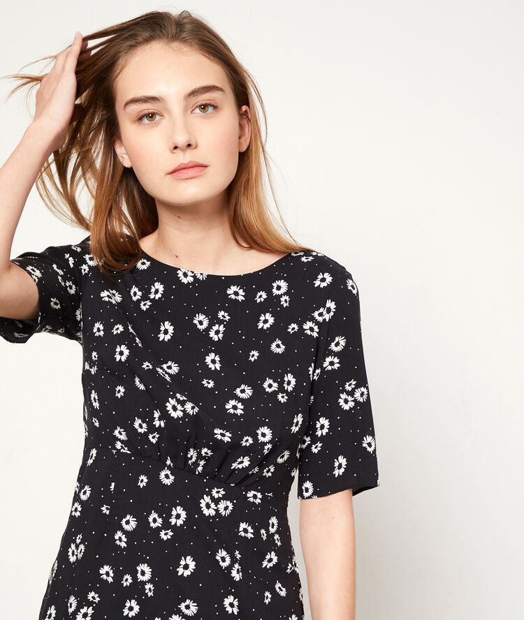 Robe fleurie dos décolleté noir.