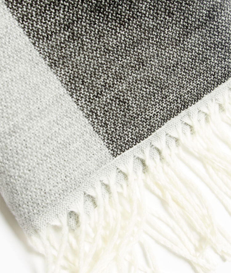 Écharpe plaid à carreaux anthracite.