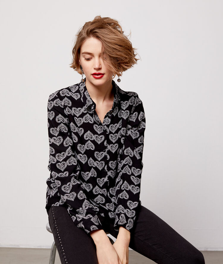 Chemise à motifs cœur noir.