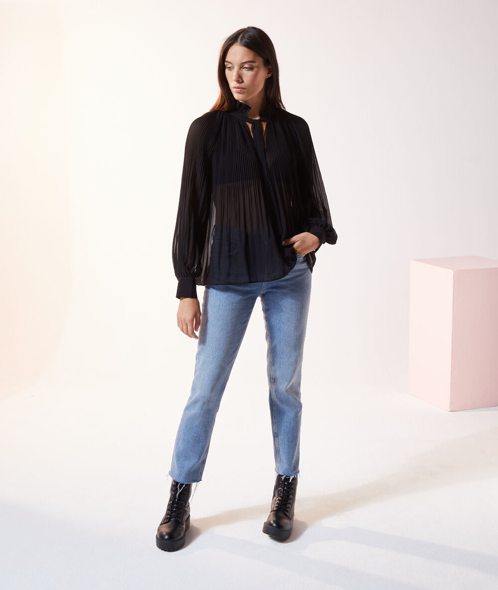 Blouse plissée transparente noir.