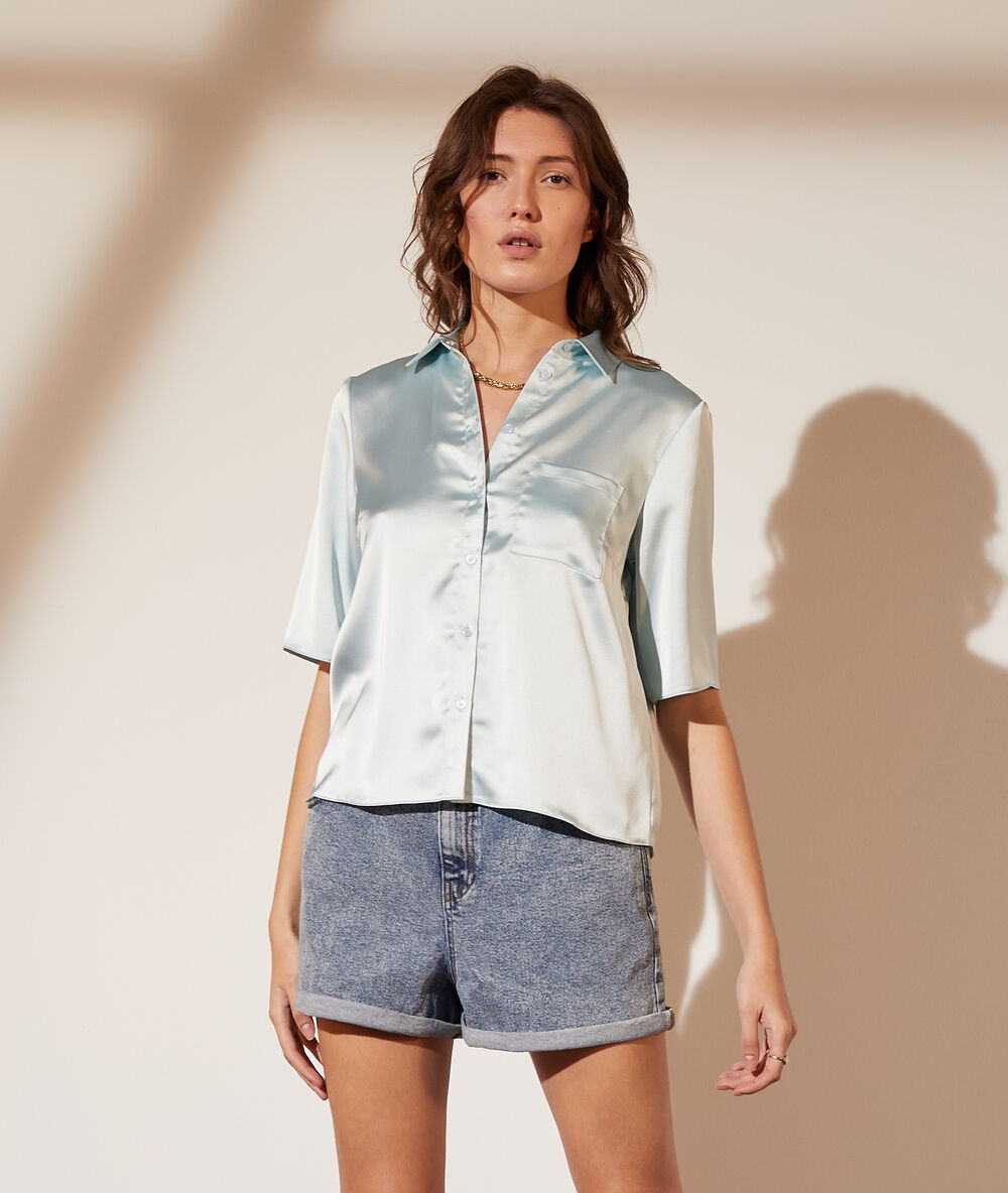 Chemise satinée celadon.
