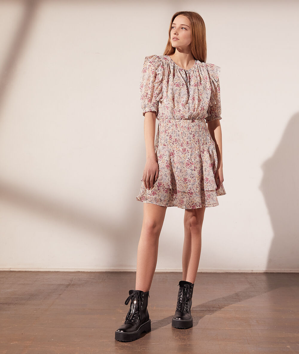 Robe smockée imprimé fleuri ecru.