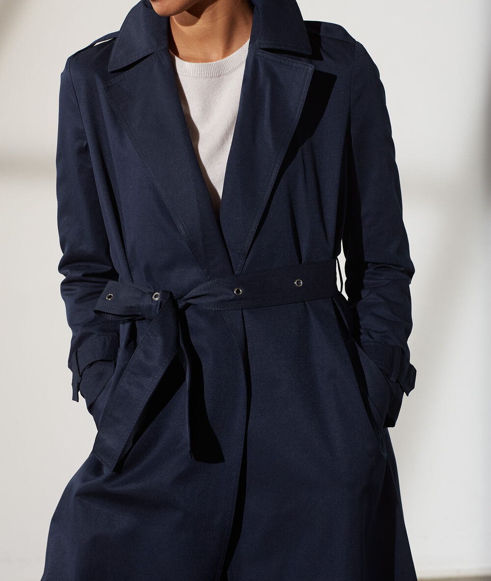 Trench avec ceinture bleu marine.