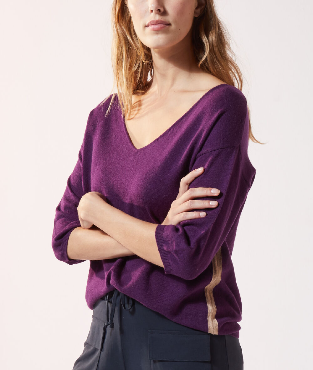 Pull col v en maille fine prune.