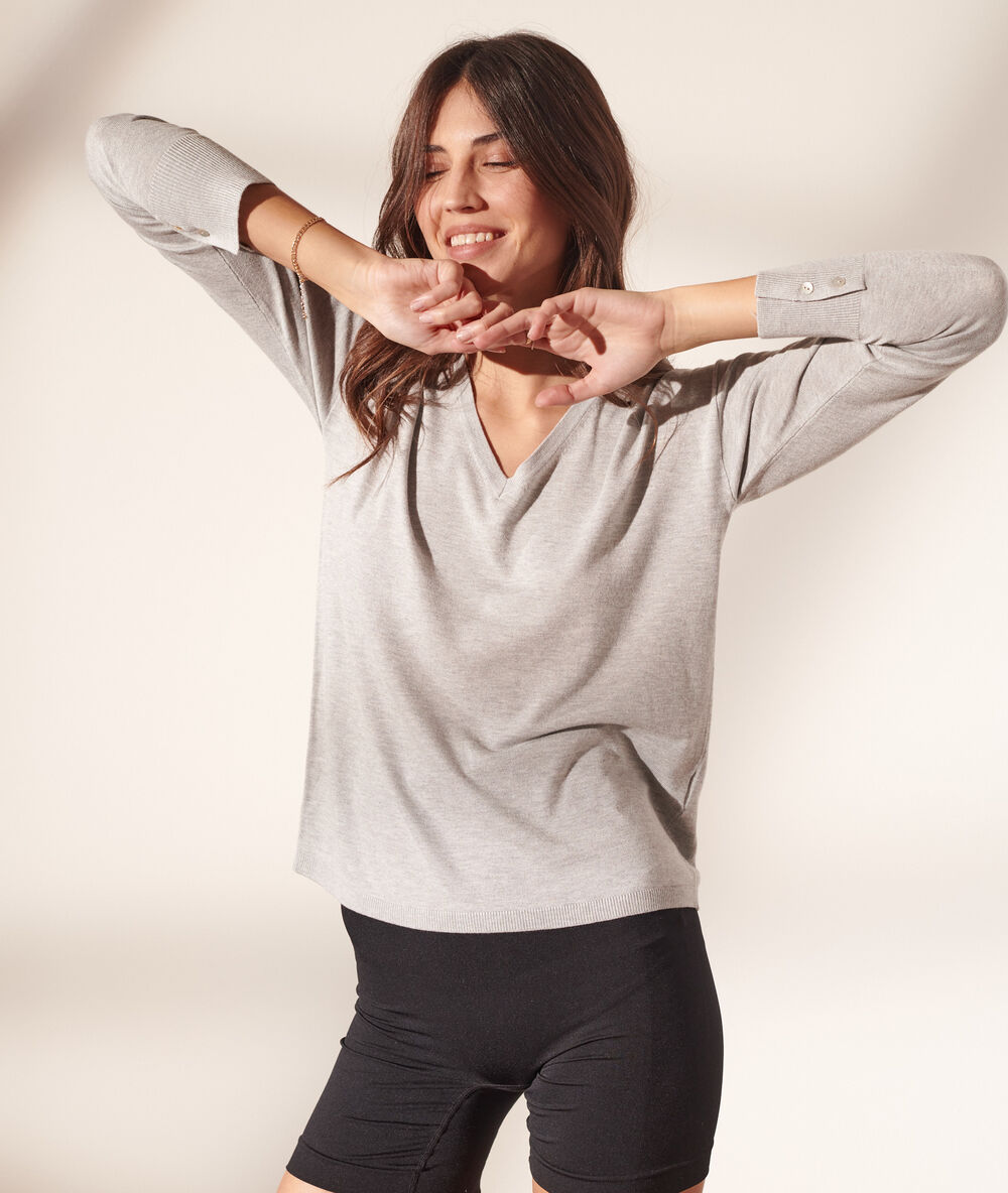 Pull col v en maille fine gris chine clair.