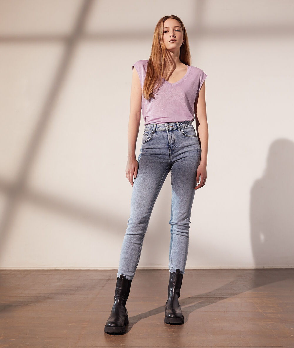 T-shirt col v en lin lilas.