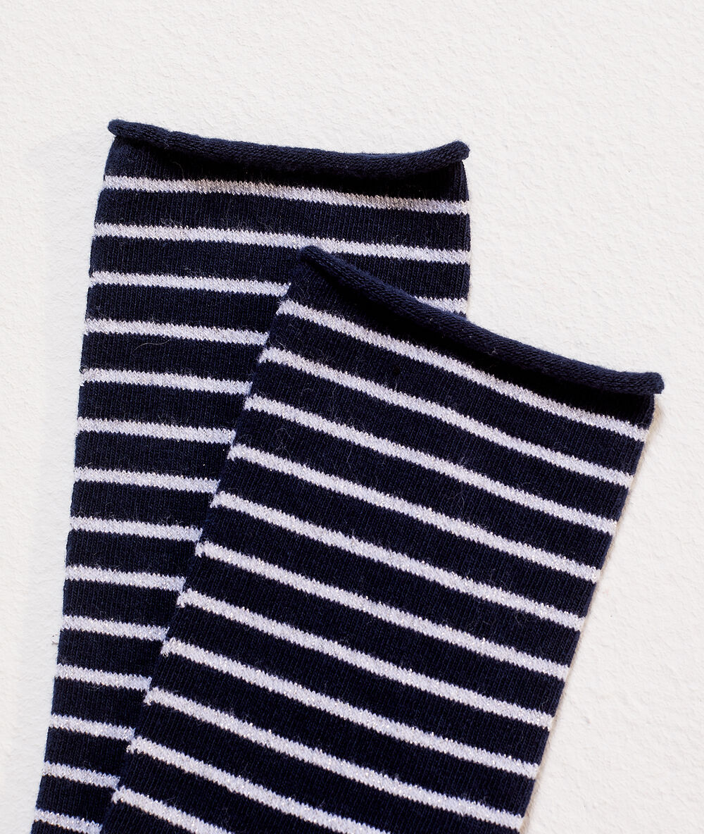 Chaussettes rayées bleu marine.