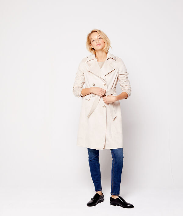 Trench ceinturé beige.