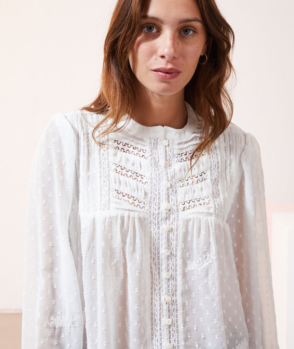 Blouse en plumetis ecru.