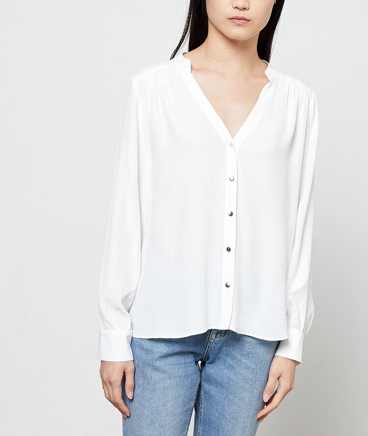 Blouse boutonnée ecru.