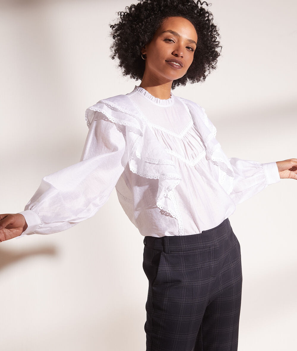 Blouse avec volants sur les manches blanc.