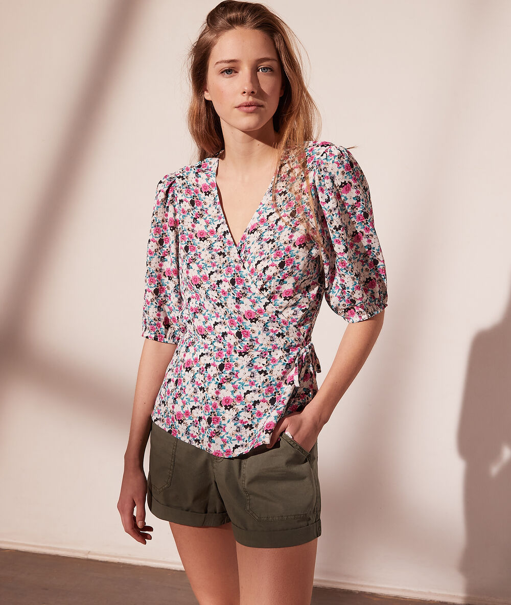 Top cache-cœur imprimé fleuri beige.