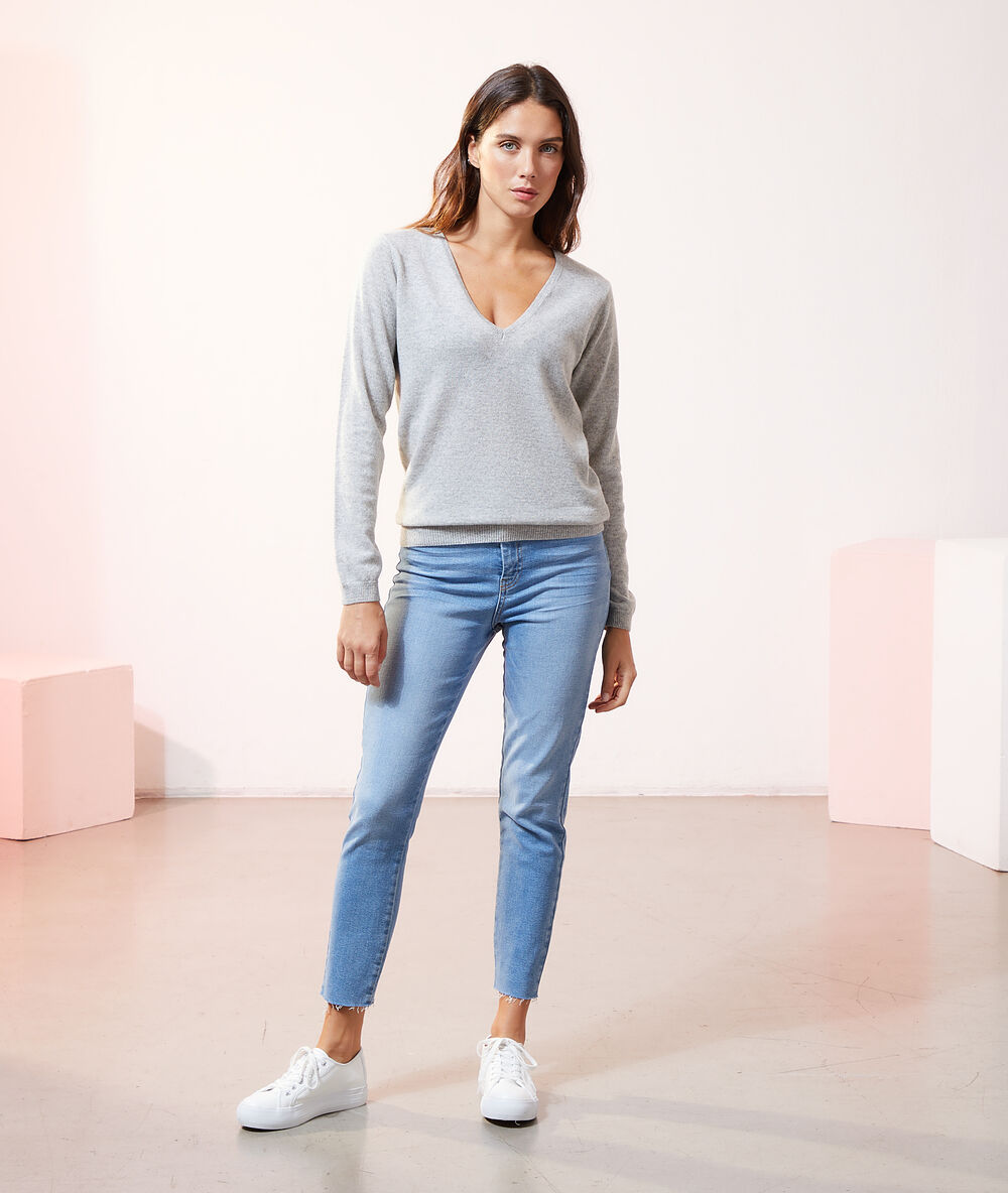 Pull col v en cachemire gris chine clair.