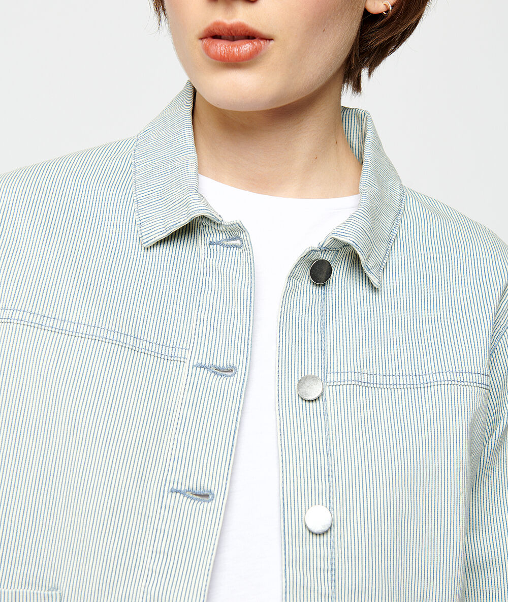 Veste en jean rayée ciel.