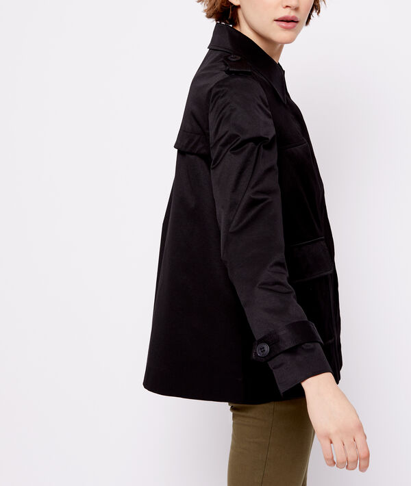 Veste courte boutonnée noir.