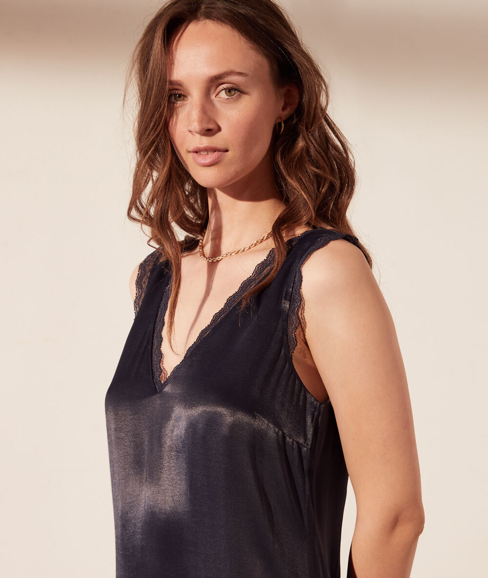 Robe longue satinée détails en dentelle marine.