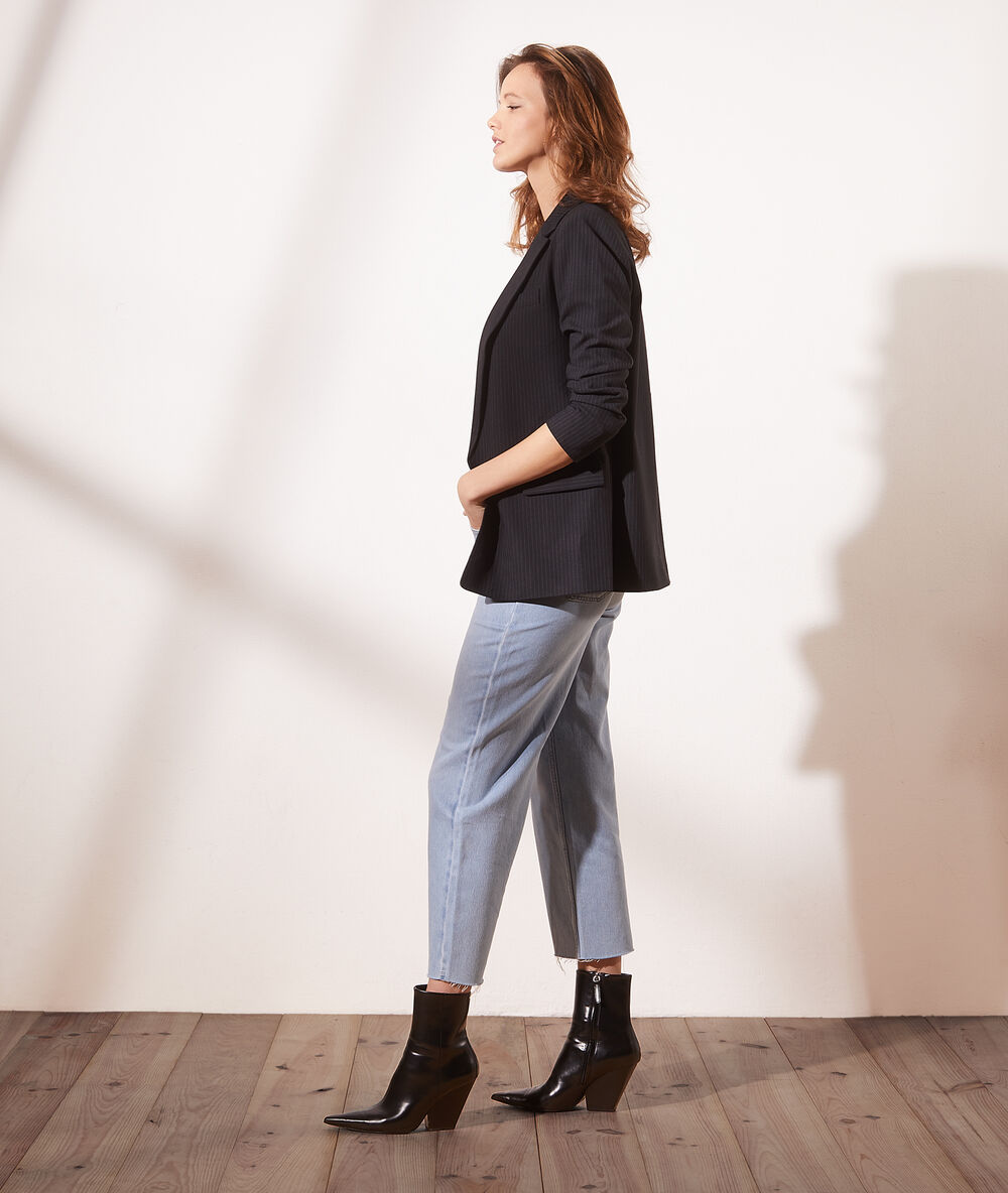 Veste de tailleur rayée marine.