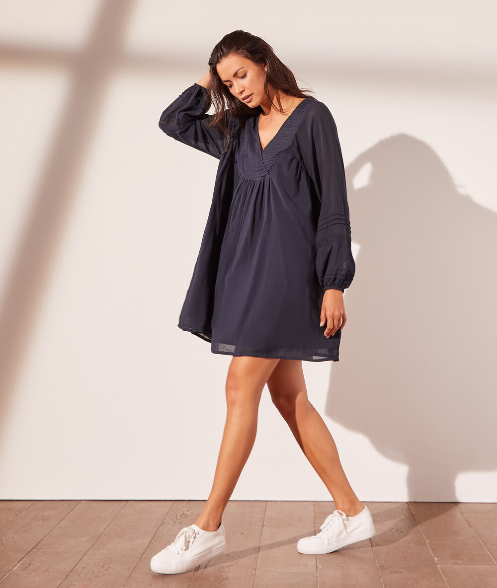 Robe courte détails ajourés marine.