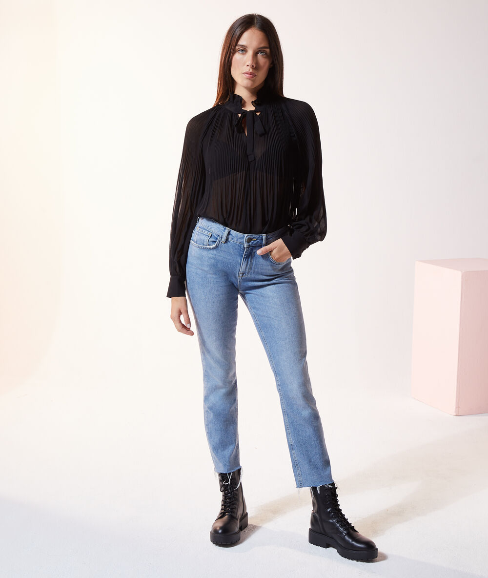 Blouse plissée transparente noir.