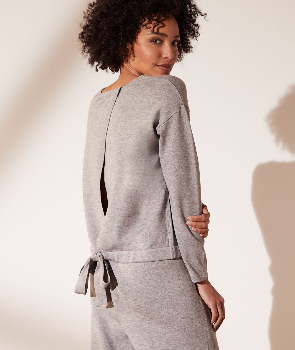 Pull en maille à nouer gris chine.