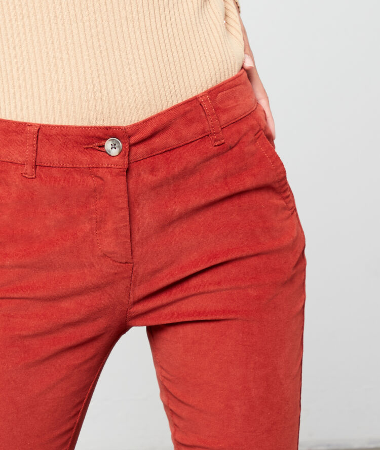 Pantalon slim en velours rouille.