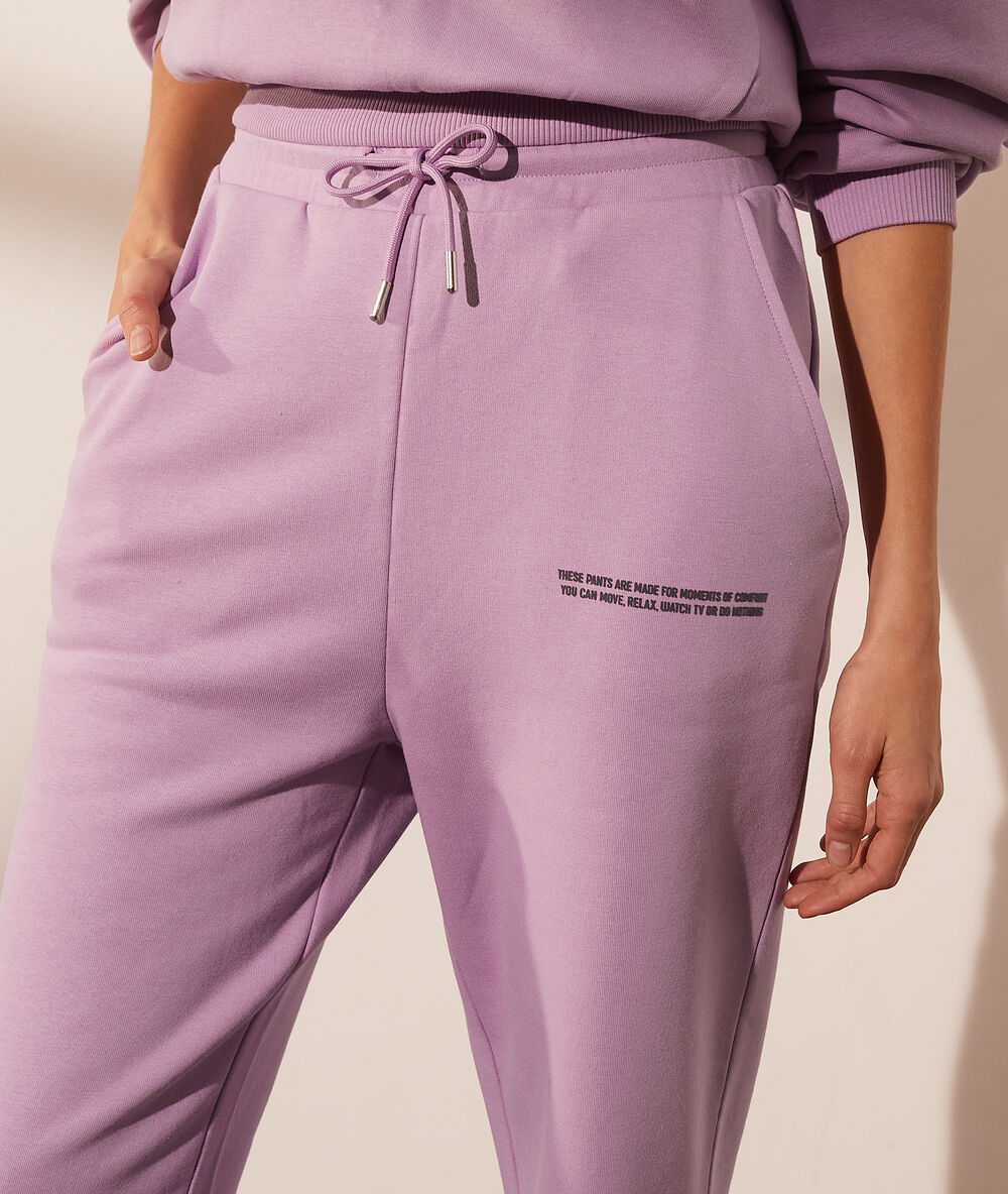 Pantalon jogger lilas.