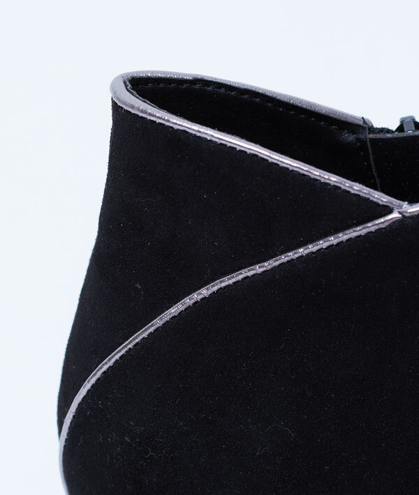 Bottines à talons liséré métallisé noir.