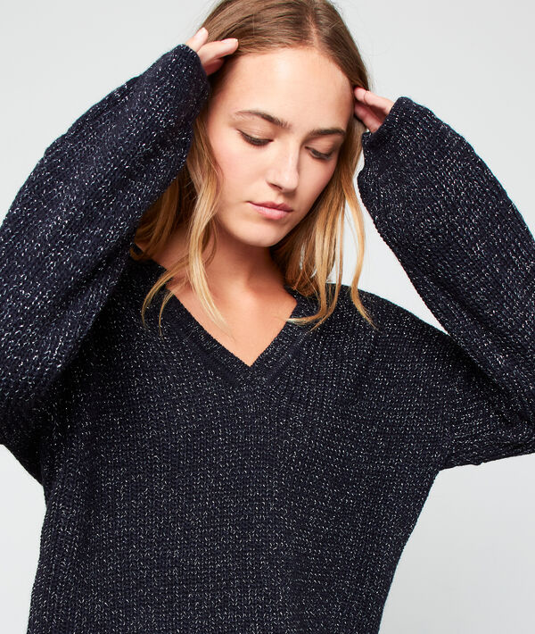 Pull à fils métallisés en grosse maille marine.