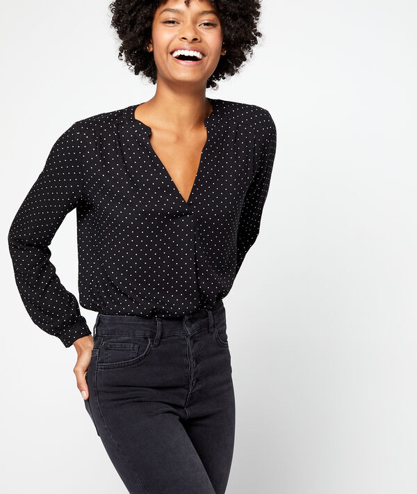 Blouse col tunisien à pois noir.