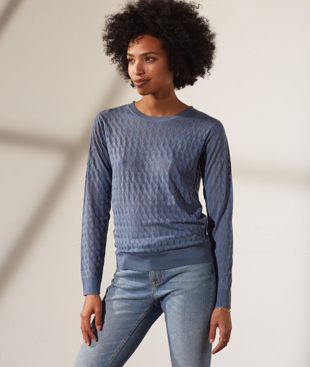 Pull col rond bleu.