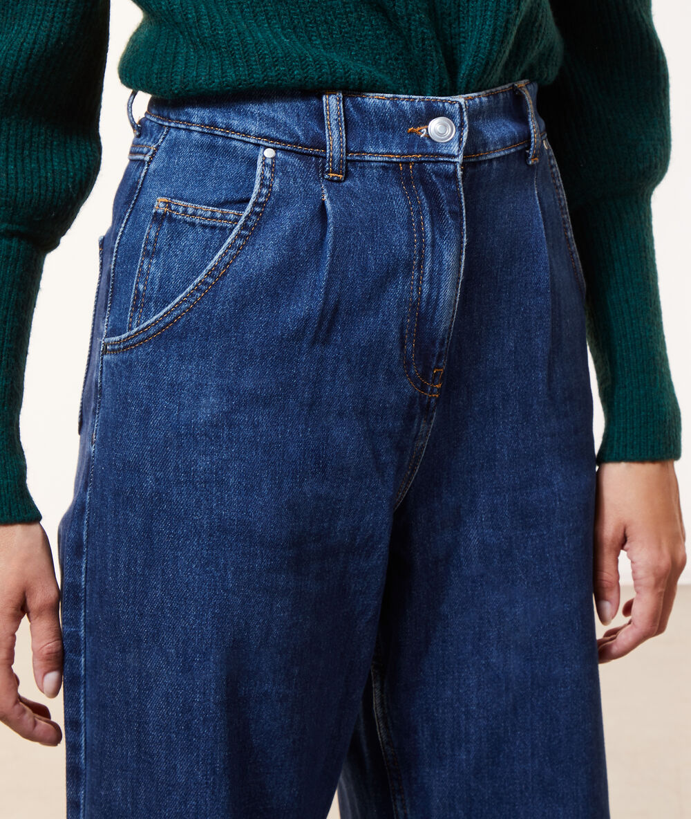 Jean large brut bleu.