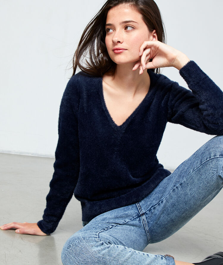 Pull col v en maille fluffy marine.