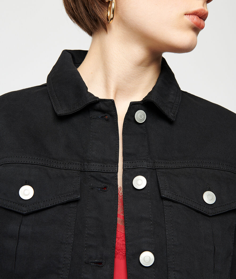 Veste en jean noir.