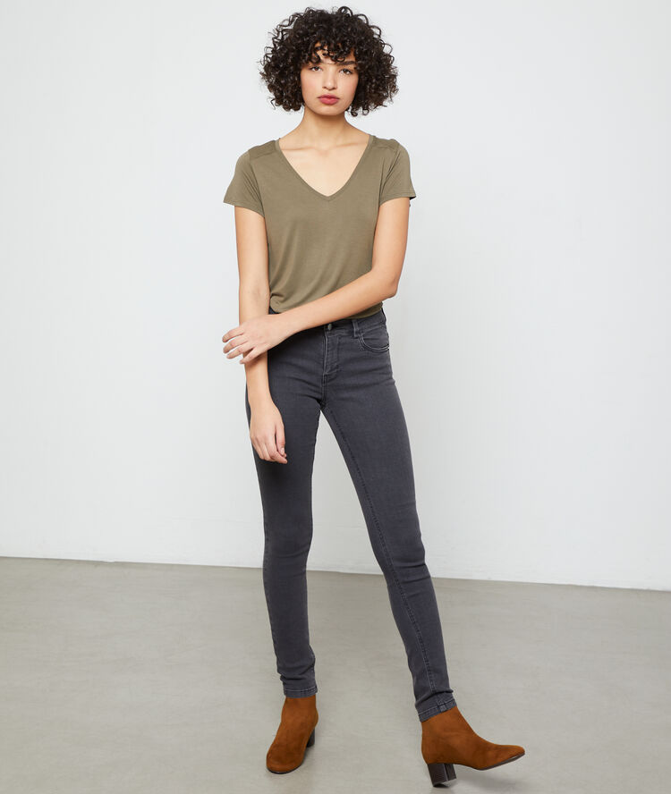 T-shirt col v kaki clair.
