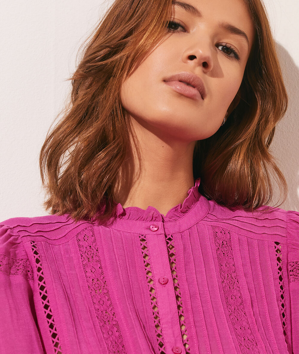 Chemise avec détails en dentelle fushia.