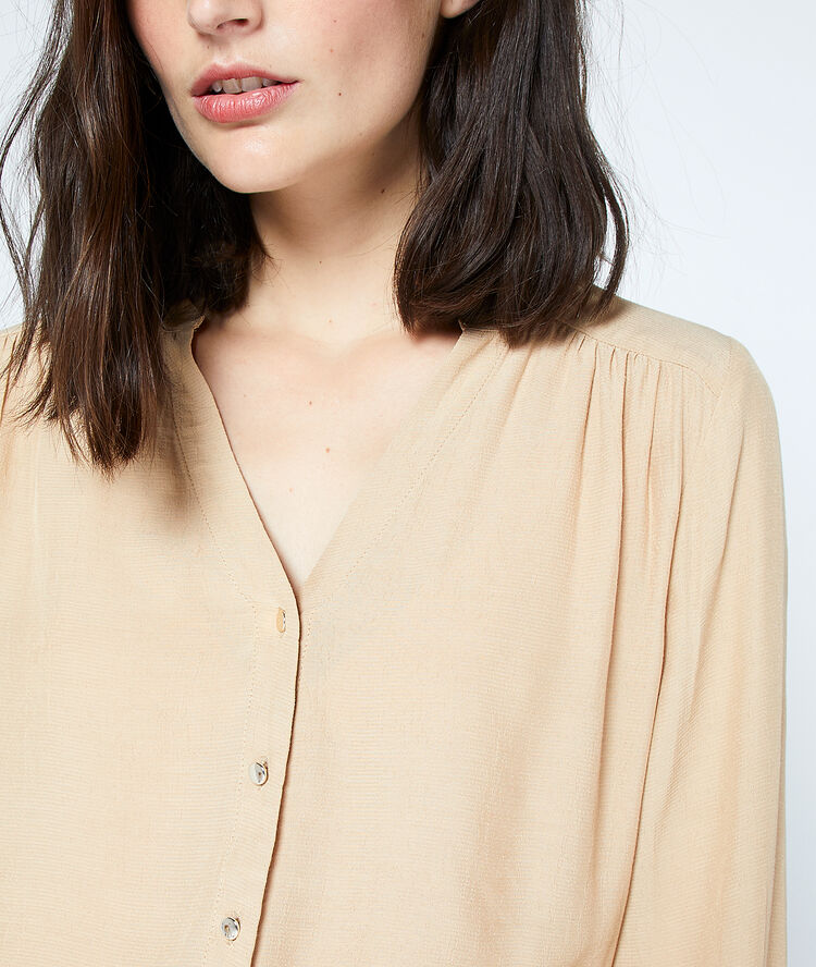 Blouse boutonnée camel.
