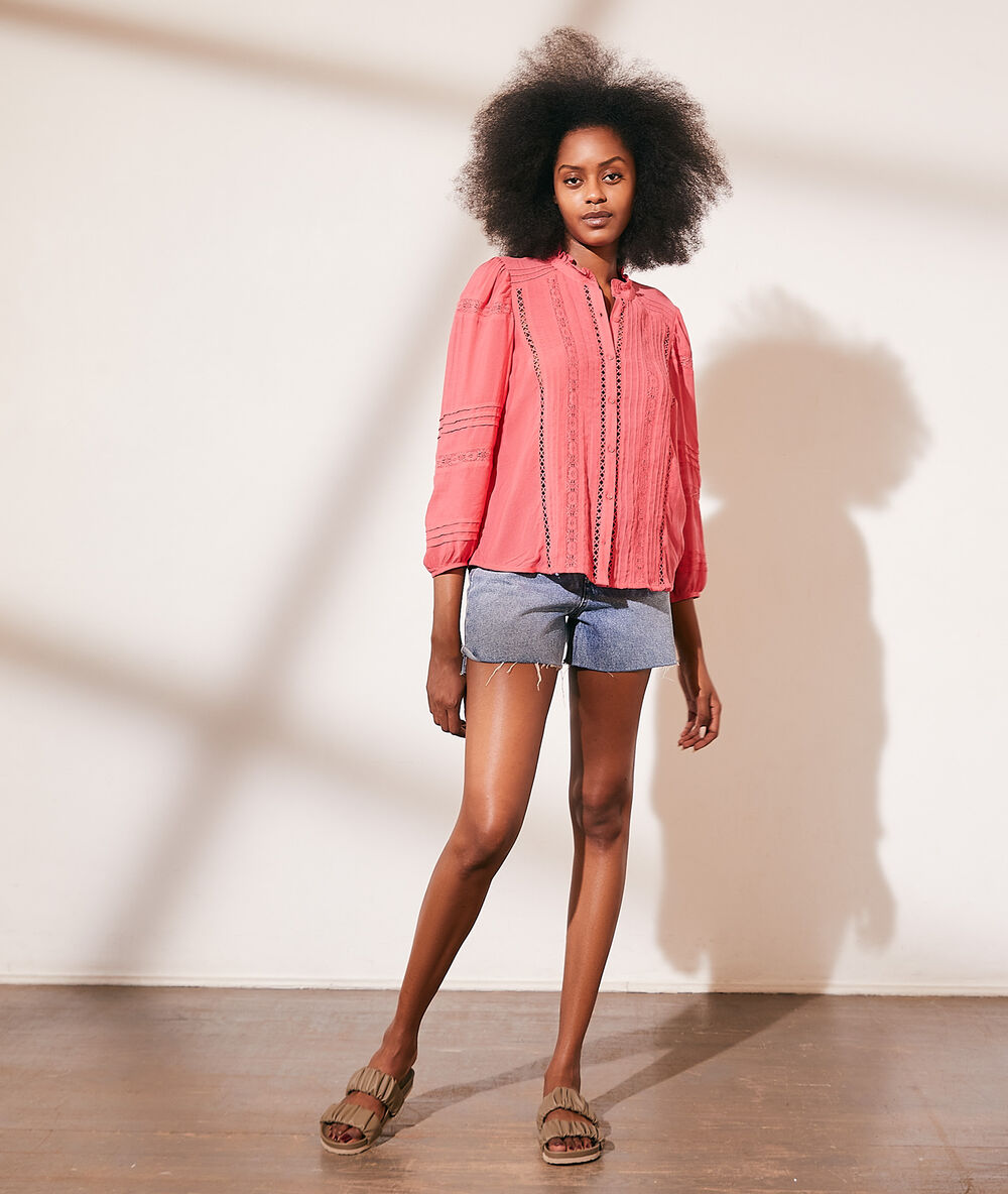 Blouse ajourée détails dentelle rose.