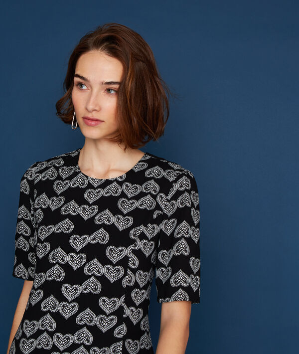 Robe à motifs cœur noir.