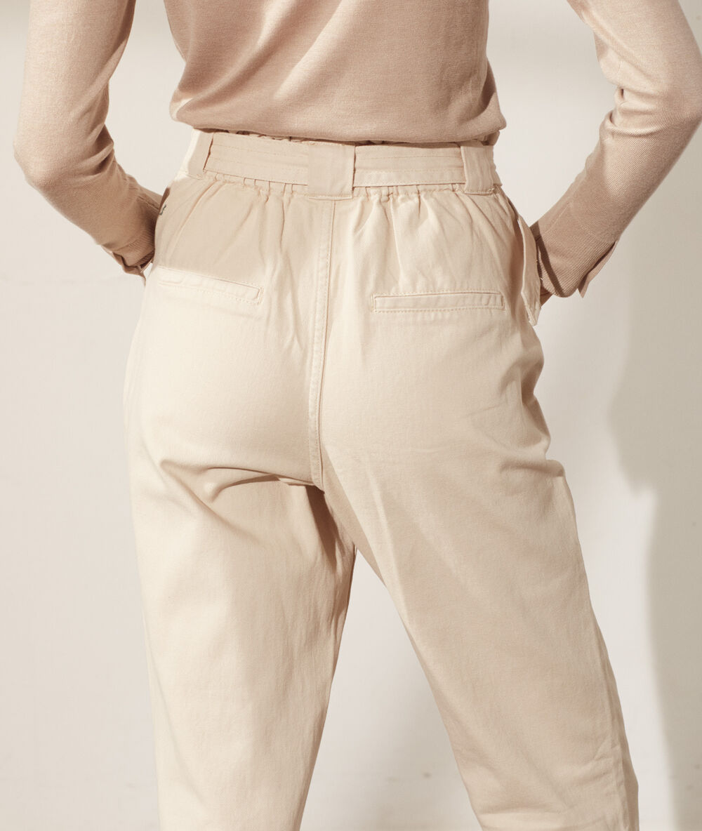 Pantalon ceinturé coupe carotte ecru.