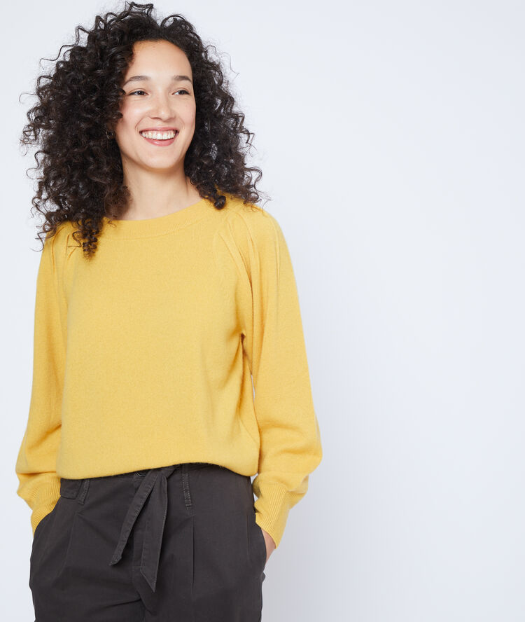 Pull manches ballons en cachemire ocre.