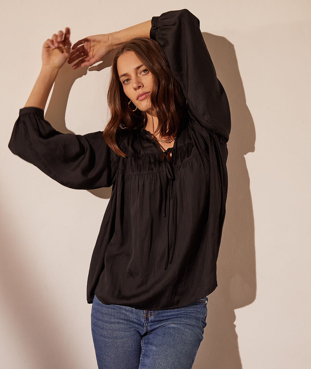 Blouse à manches ballons noir.
