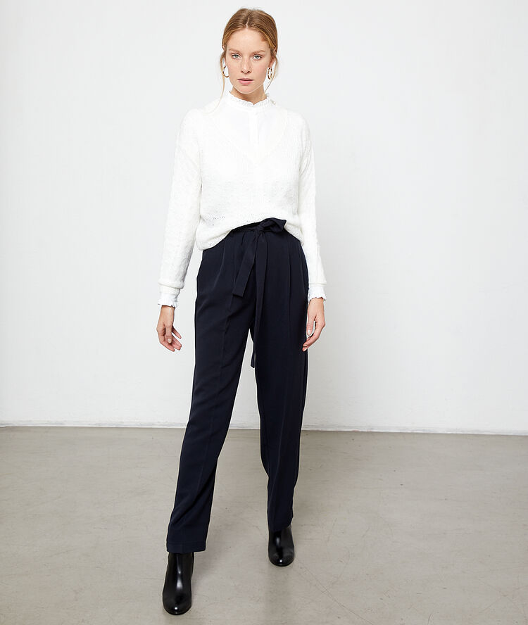 Pull en maille pointelle ecru.