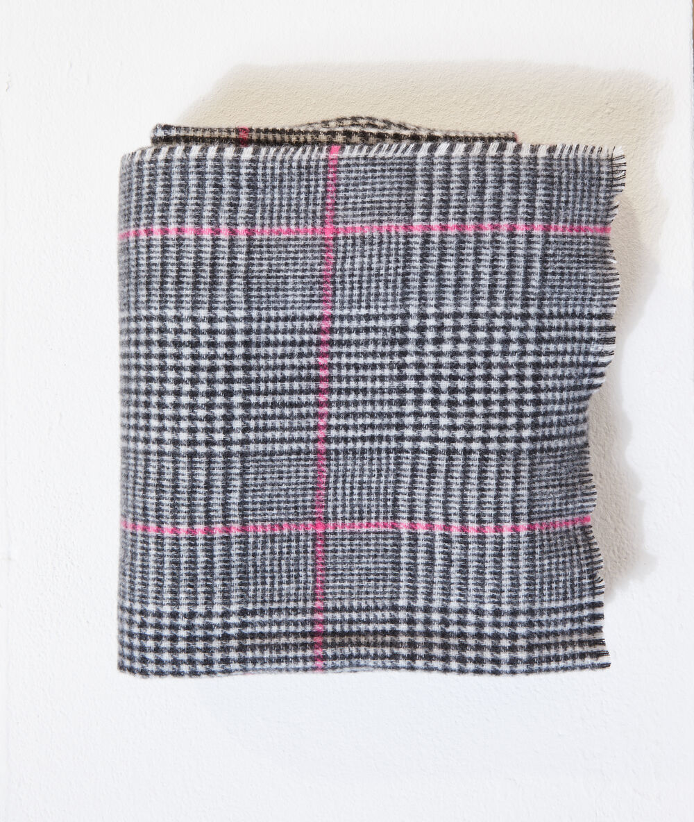 Echarpe plaid à carreaux noir.