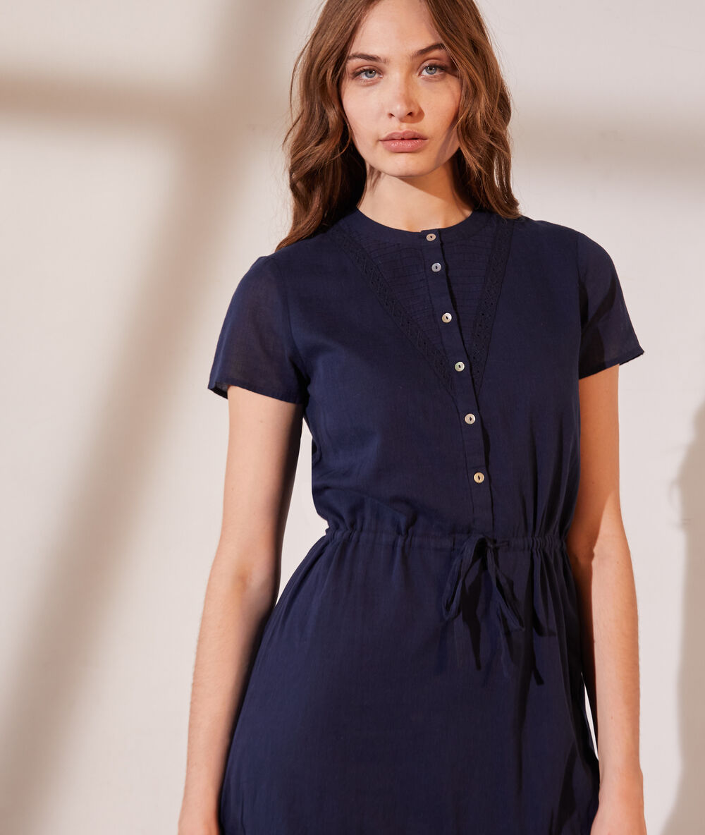 Robe chemise ceinturée détails en dentelle marine.