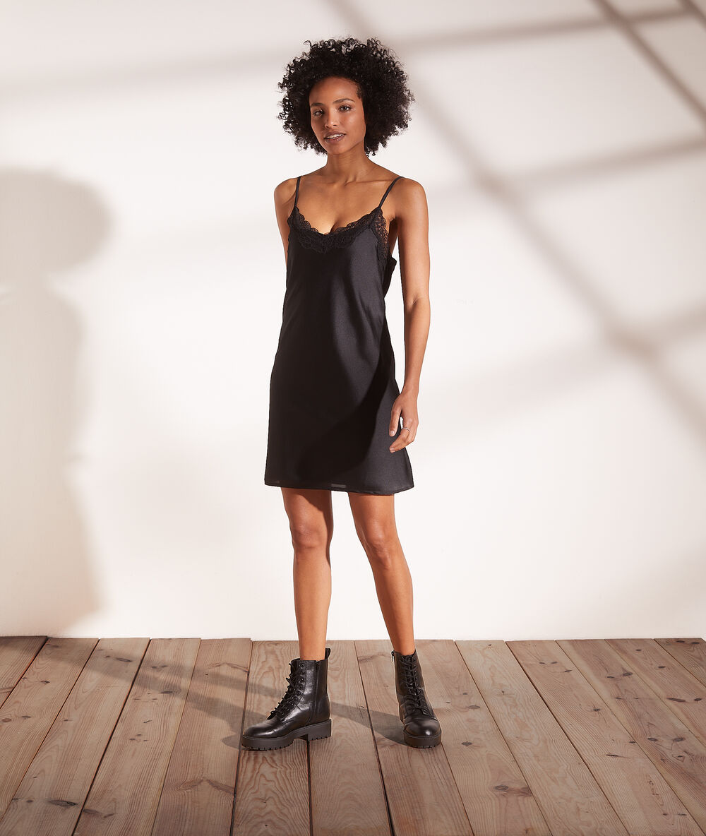 Robe satinée 2 en 1 - brassière intégrée noir.