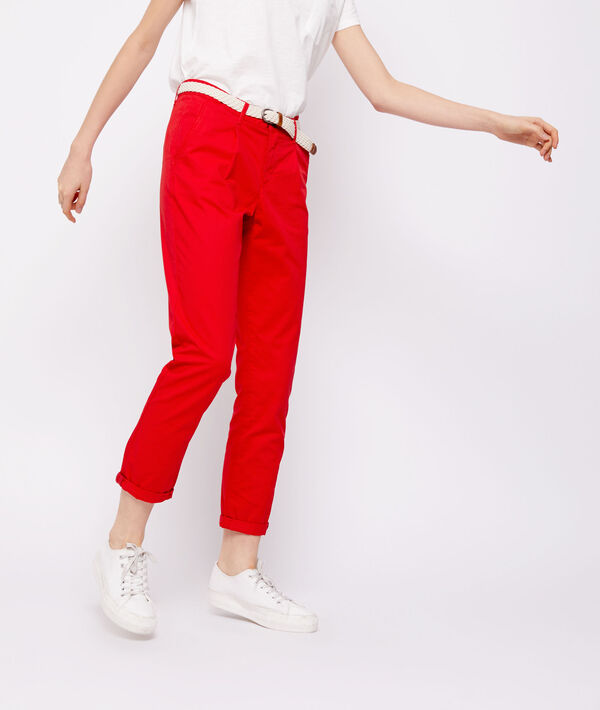 Pantalon court ceinturé en coton bio rouge.