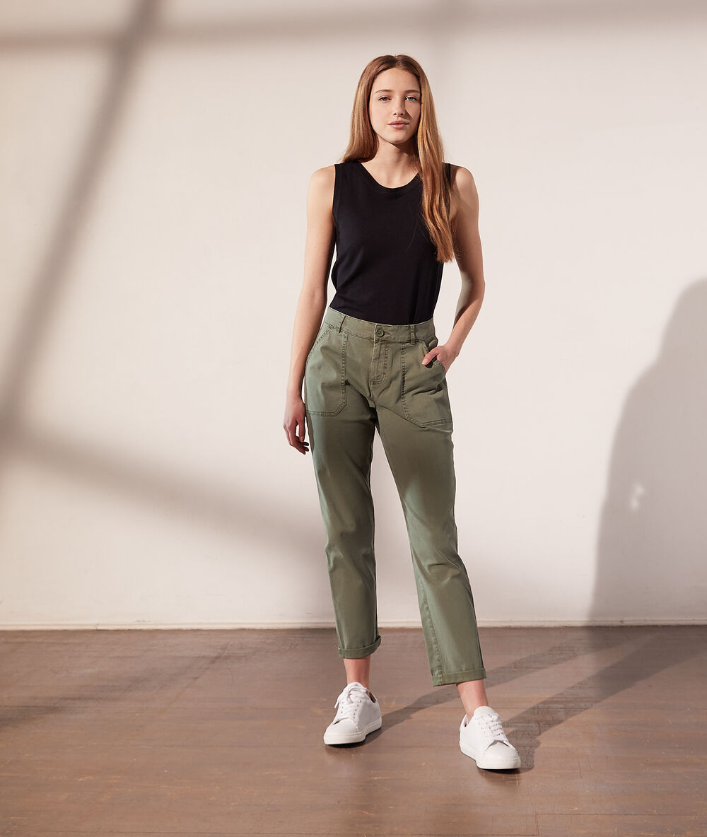 Pantalon cargo kaki fonce.