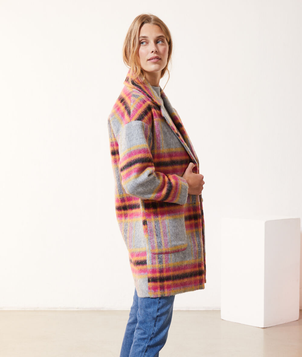 Manteau à carreaux orange.