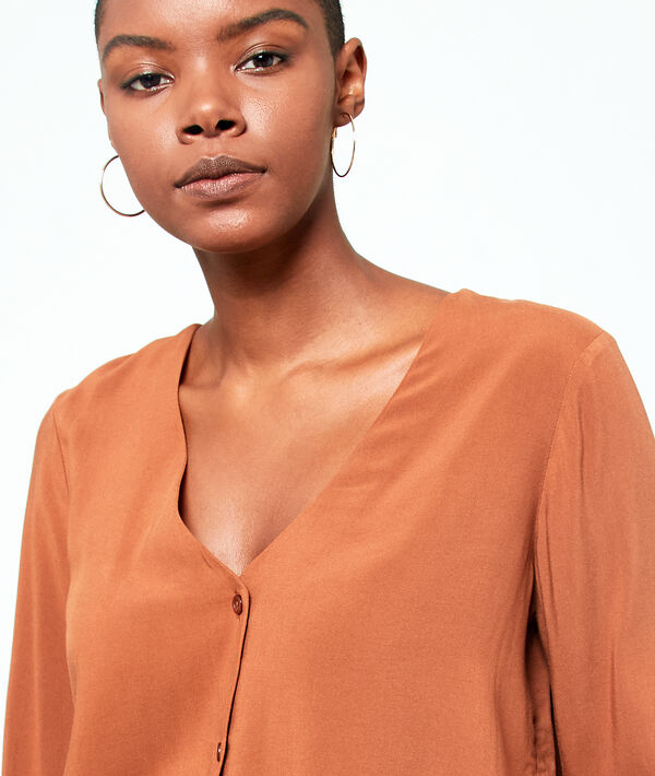 Blouse col v boutonnée savane.