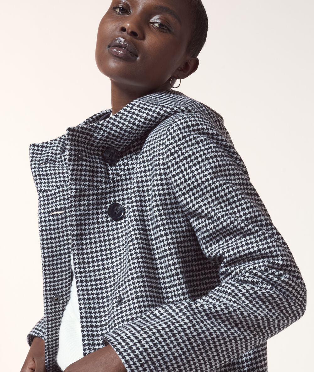 Manteau à capuche noir.